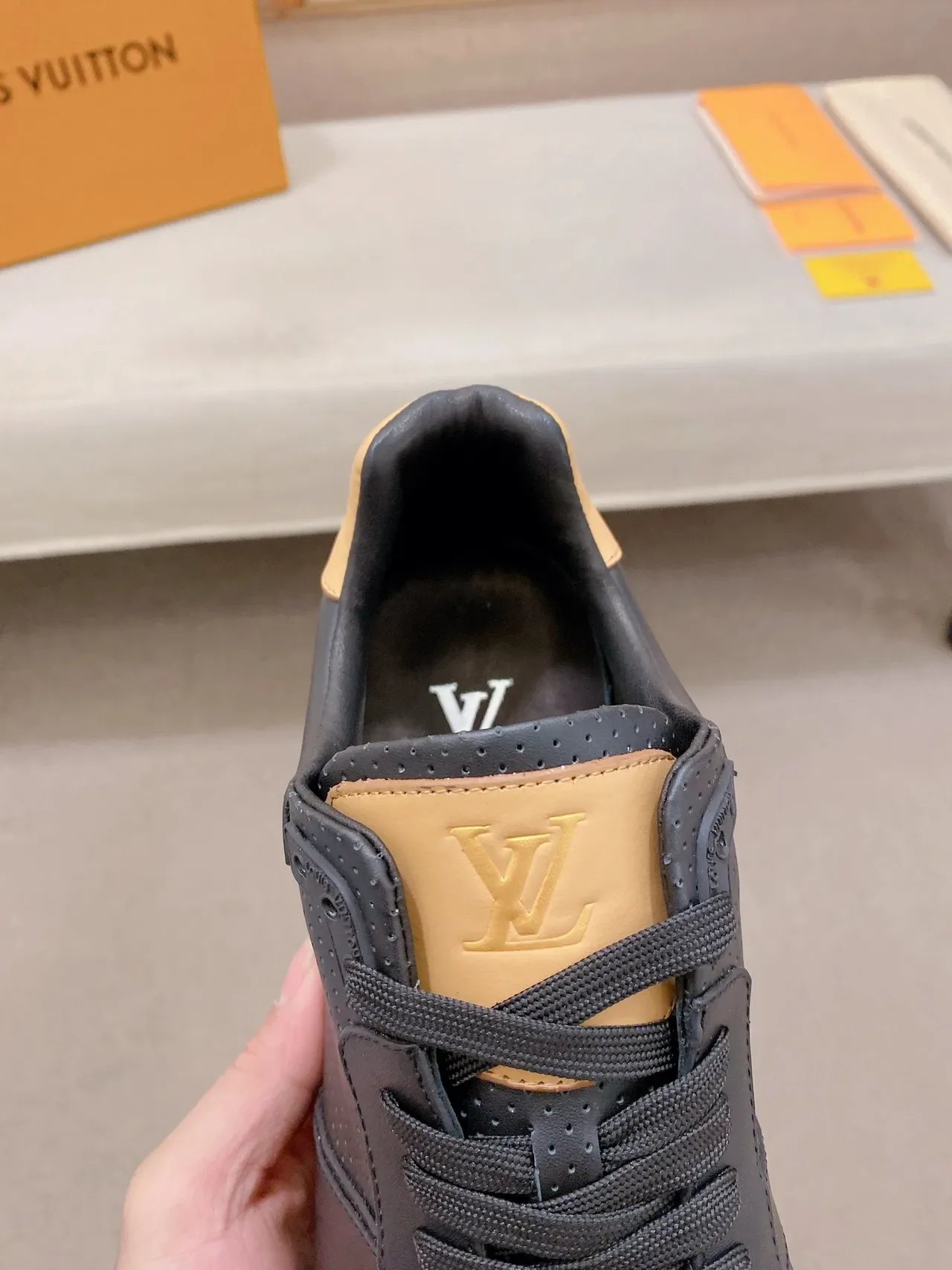 Louis Vuitton Sneakers Lifestyle Preto Bege Couro Perfurado Sola de Borracha 4