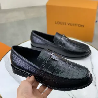 Louis Vuitton Mocasín Negro de Cuero con Embossing de Cocodrilo y Hardware de Metal Twist-Lock