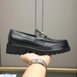 Louis Vuitton काला सोने का Monogram कोटेड लेदर बकल लोफर