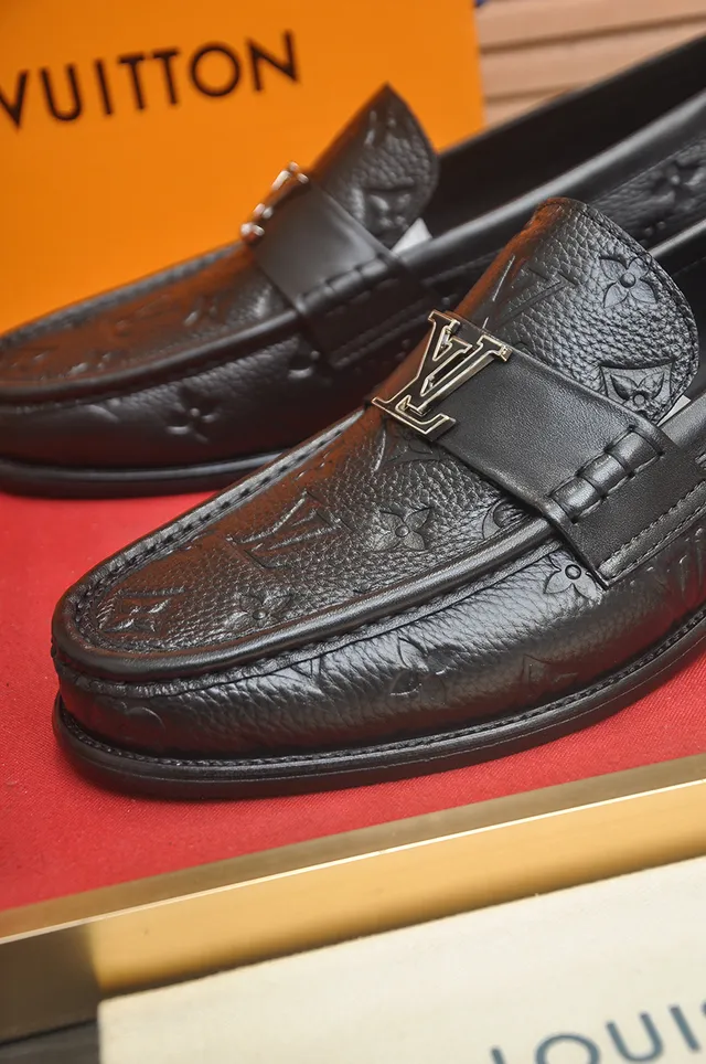 Louis Vuitton Mocassim Preto Dourado Monograma Embossado Couro Metal LV Fivela Alça 2