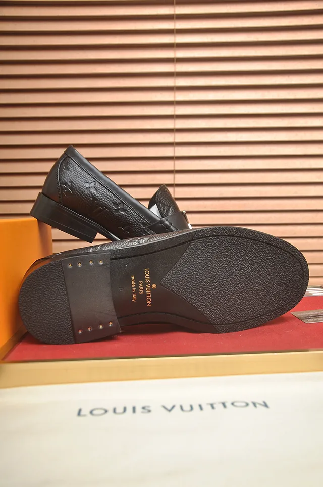 Louis Vuitton Mocassim Preto Dourado Monograma Embossado Couro Metal LV Fivela Alça 3