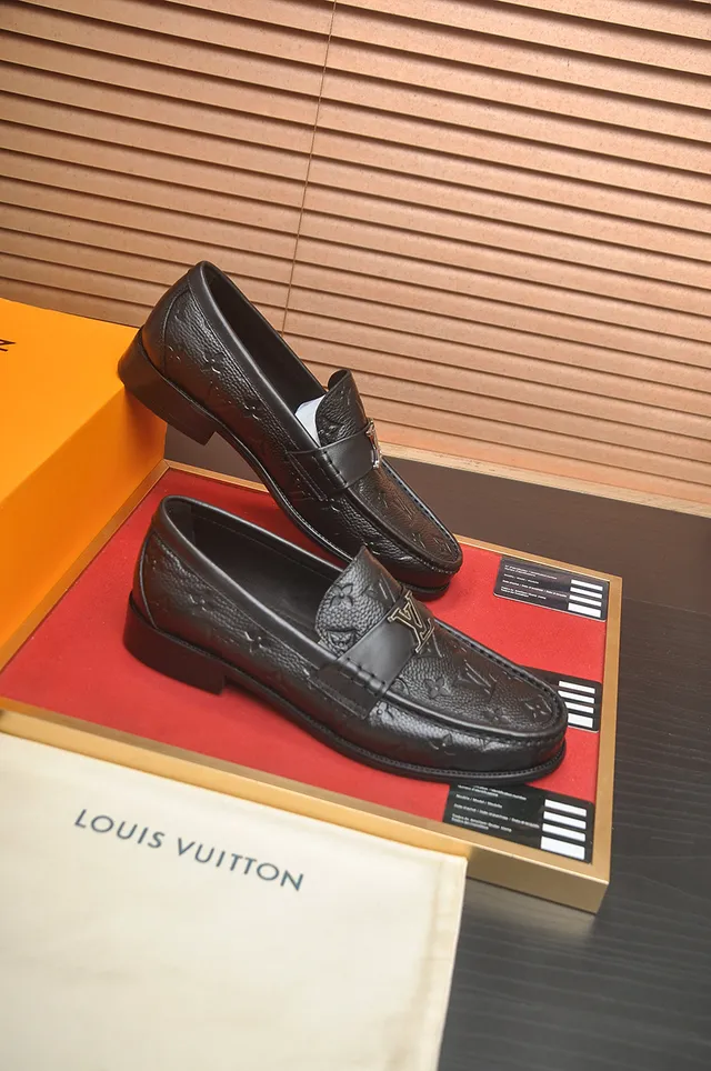 Louis Vuitton Mocassim Preto Dourado Monograma Embossado Couro Metal LV Fivela Alça 4