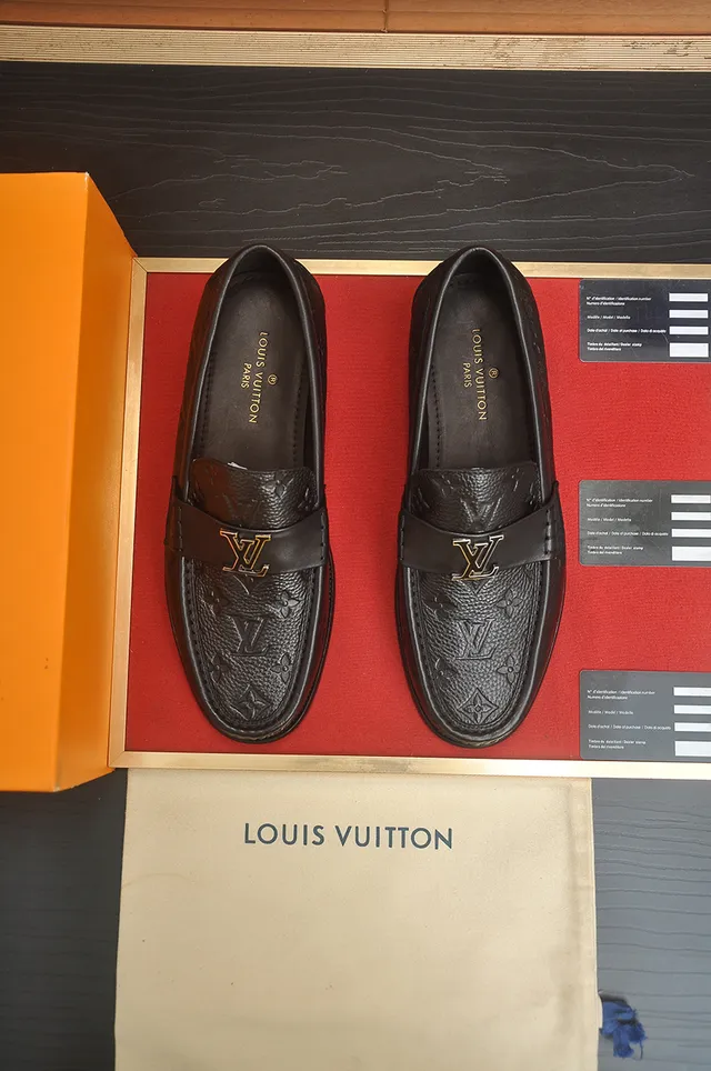 Louis Vuitton Mocassim Preto Dourado Monograma Embossado Couro Metal LV Fivela Alça 5