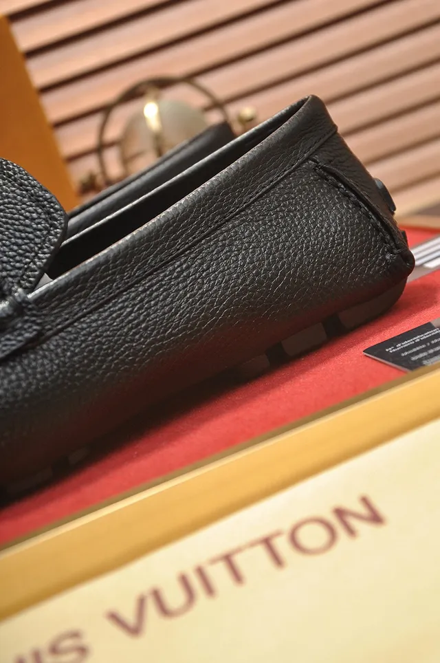Louis Vuitton কালো সোনালি পেবল্ড লেদার মেটাল LV টুইস্ট-লক স্ট্র্যাপ লোফার 2