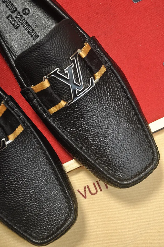 Louis Vuitton কালো সোনালি পেবল্ড লেদার মেটাল LV টুইস্ট-লক স্ট্র্যাপ লোফার 3
