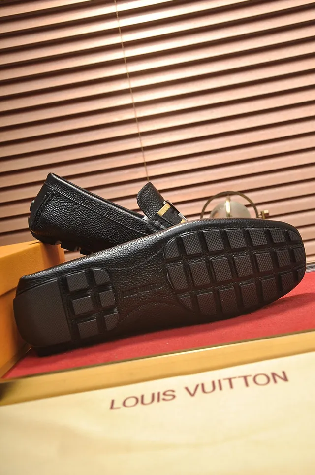 Louis Vuitton কালো সোনালি পেবল্ড লেদার মেটাল LV টুইস্ট-লক স্ট্র্যাপ লোফার 4