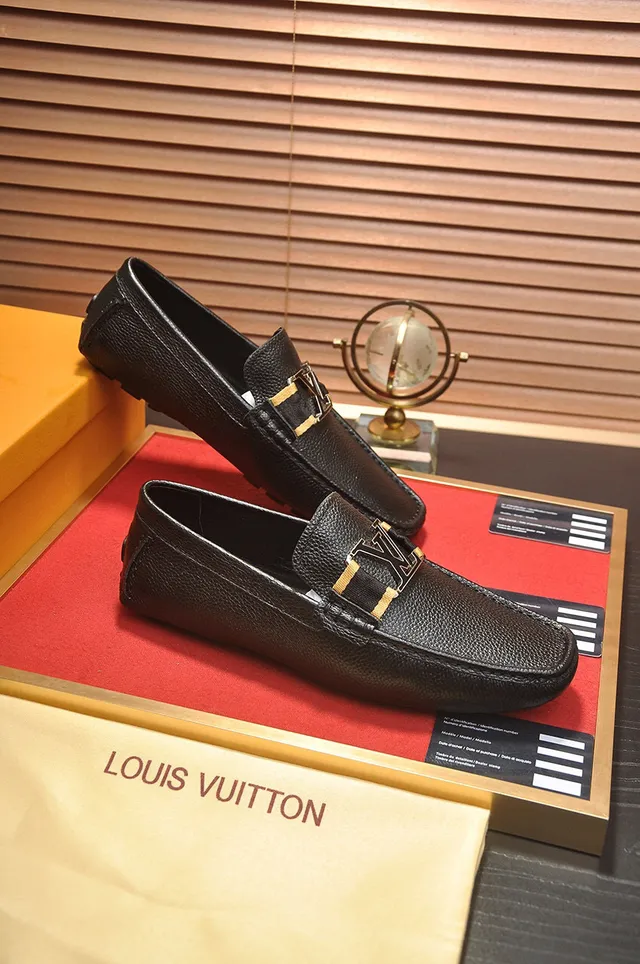 Louis Vuitton কালো সোনালি পেবল্ড লেদার মেটাল LV টুইস্ট-লক স্ট্র্যাপ লোফার 5