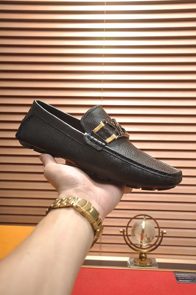 Louis Vuitton কালো সোনালি পেবল্ড লেদার মেটাল LV টুইস্ট-লক স্ট্র্যাপ লোফার 7