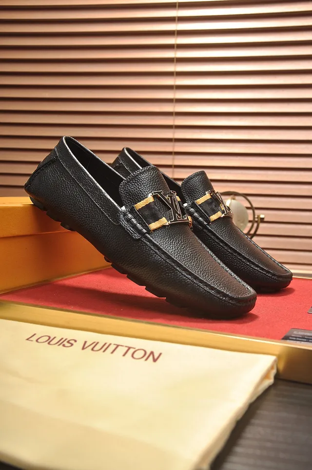 Louis Vuitton কালো সোনালি পেবল্ড লেদার মেটাল LV টুইস্ট-লক স্ট্র্যাপ লোফার 8