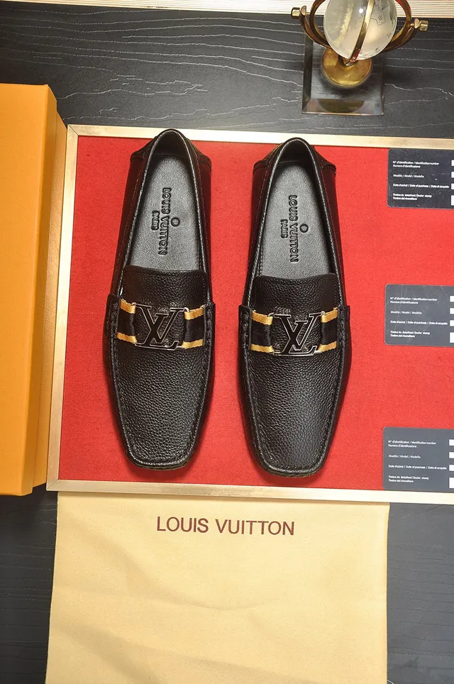 Louis Vuitton কালো সোনালি পেবল্ড লেদার মেটাল LV টুইস্ট-লক স্ট্র্যাপ লোফার 9