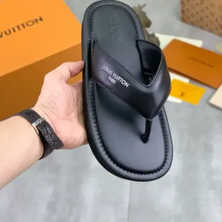 لويس فيتون صندل جلد أسود ثونج