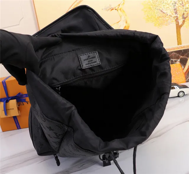 Mochila casual Louis Vuitton de couro preto com monogramme embossado e silhueta estruturada 2