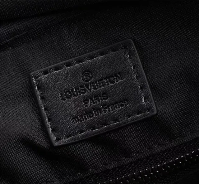 Mochila casual Louis Vuitton de couro preto com monogramme embossado e silhueta estruturada 3