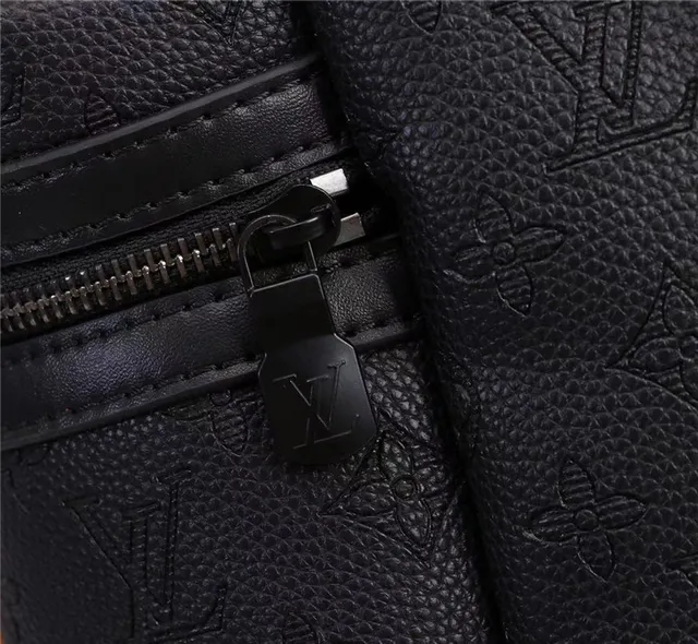 Mochila casual Louis Vuitton de couro preto com monogramme embossado e silhueta estruturada 4