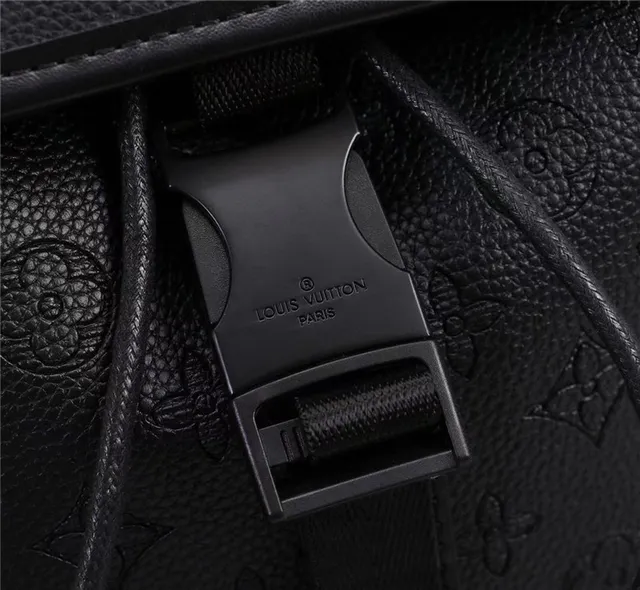 Mochila casual Louis Vuitton de couro preto com monogramme embossado e silhueta estruturada 5
