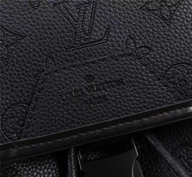 Mochila casual Louis Vuitton de couro preto com monogramme embossado e silhueta estruturada 6