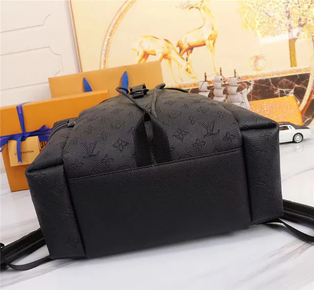 Mochila casual Louis Vuitton de couro preto com monogramme embossado e silhueta estruturada 7