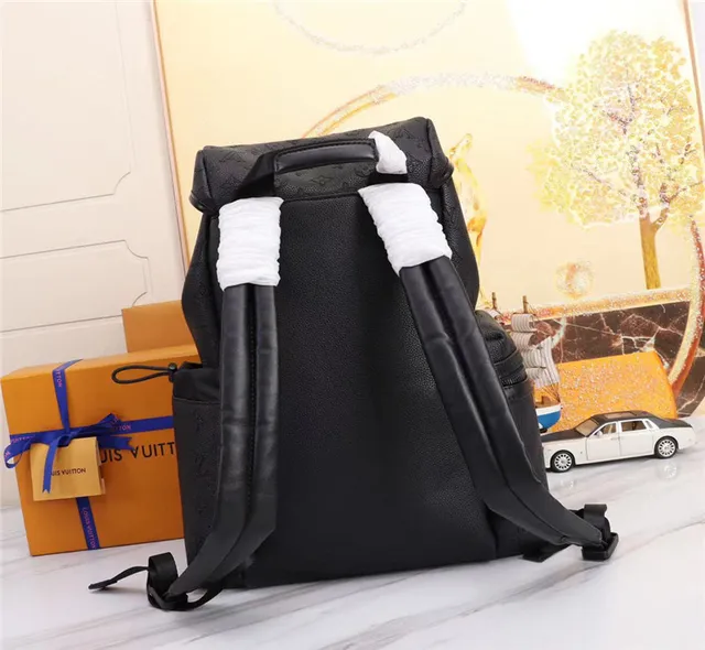 Mochila casual Louis Vuitton de couro preto com monogramme embossado e silhueta estruturada 8