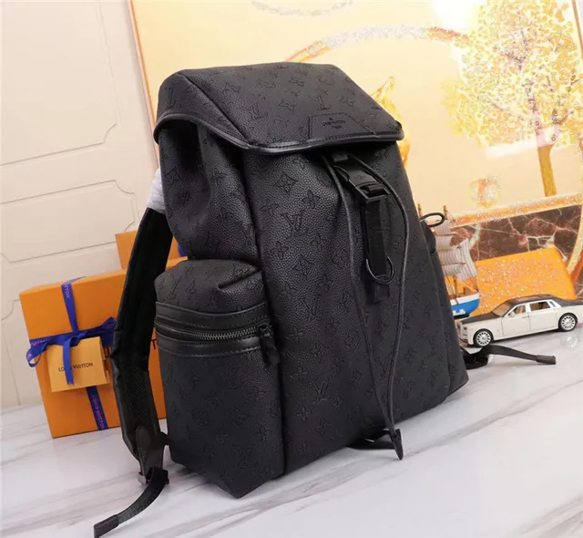 Mochila casual Louis Vuitton de couro preto com monogramme embossado e silhueta estruturada 9