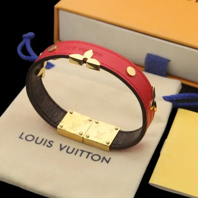 Bracelet Louis Vuitton Noir Rouge Bandes de Cuir Empilées Boucle Florale Dorée 6