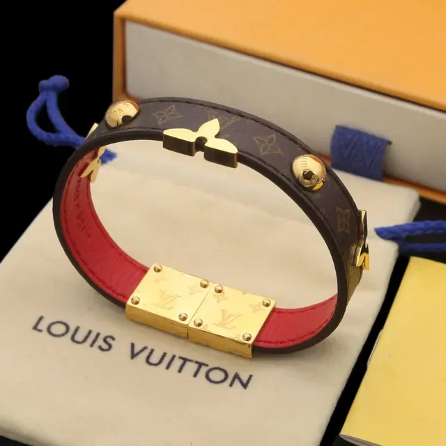 Bracelet Louis Vuitton Noir Rouge Bandes de Cuir Empilées Boucle Florale Dorée 7