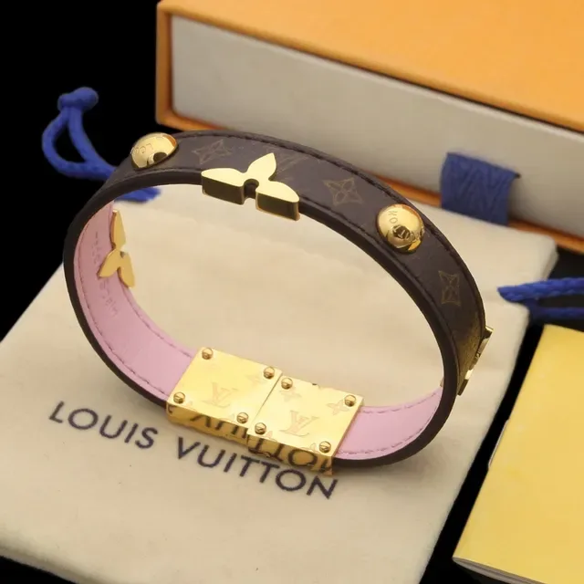 Bracelet Louis Vuitton Noir Rouge Bandes de Cuir Empilées Boucle Florale Dorée 8