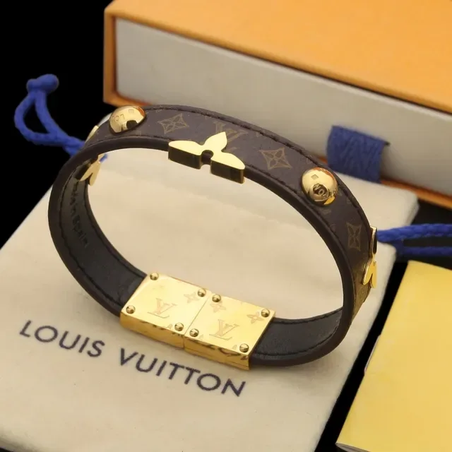 Bracelet Louis Vuitton Noir Rouge Bandes de Cuir Empilées Boucle Florale Dorée 9