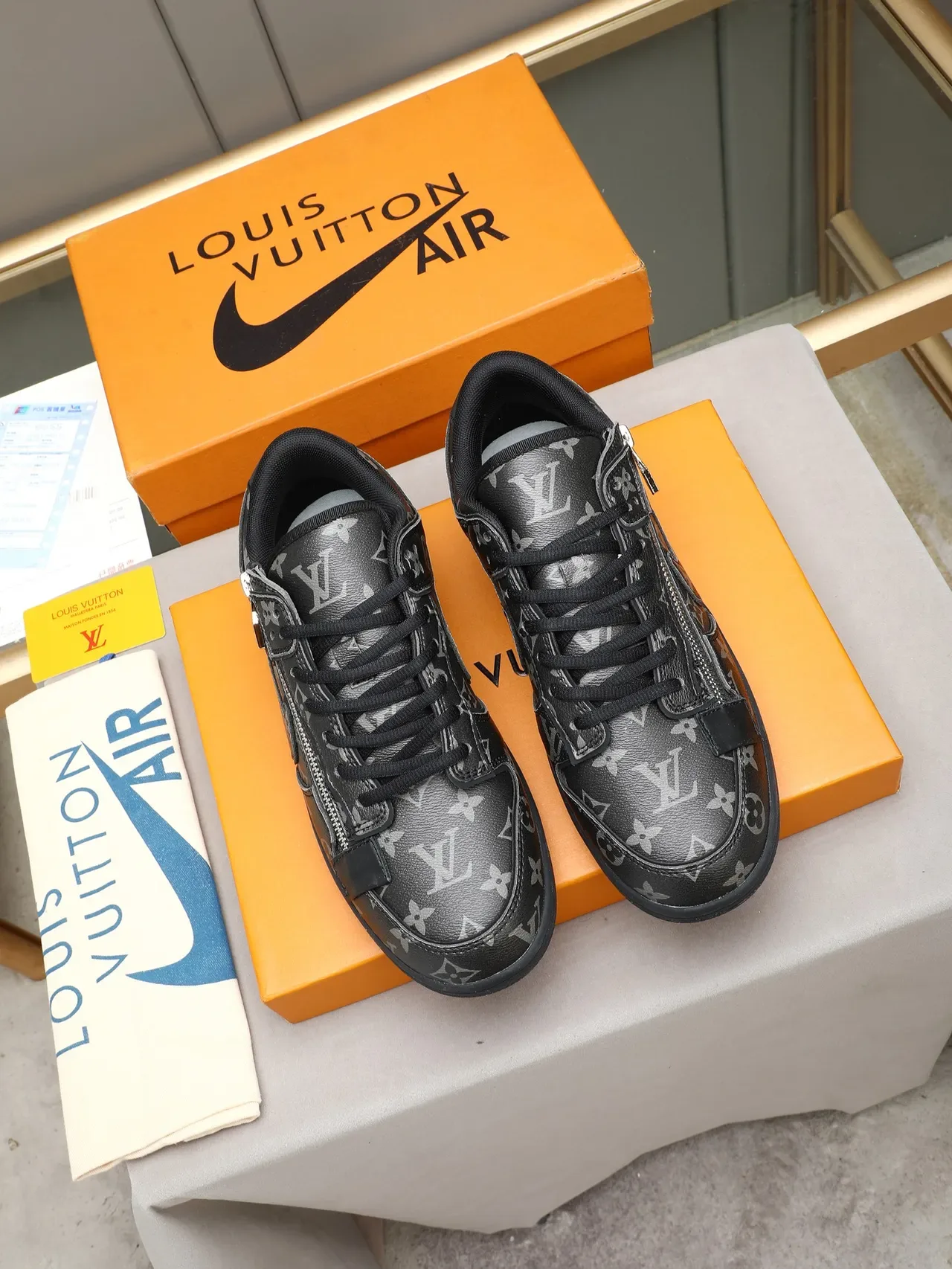 Louis Vuitton Sneakers Lifestyle Noir Argent Cuir Monogrammé avec Fermeture Éclair Accentuée 3