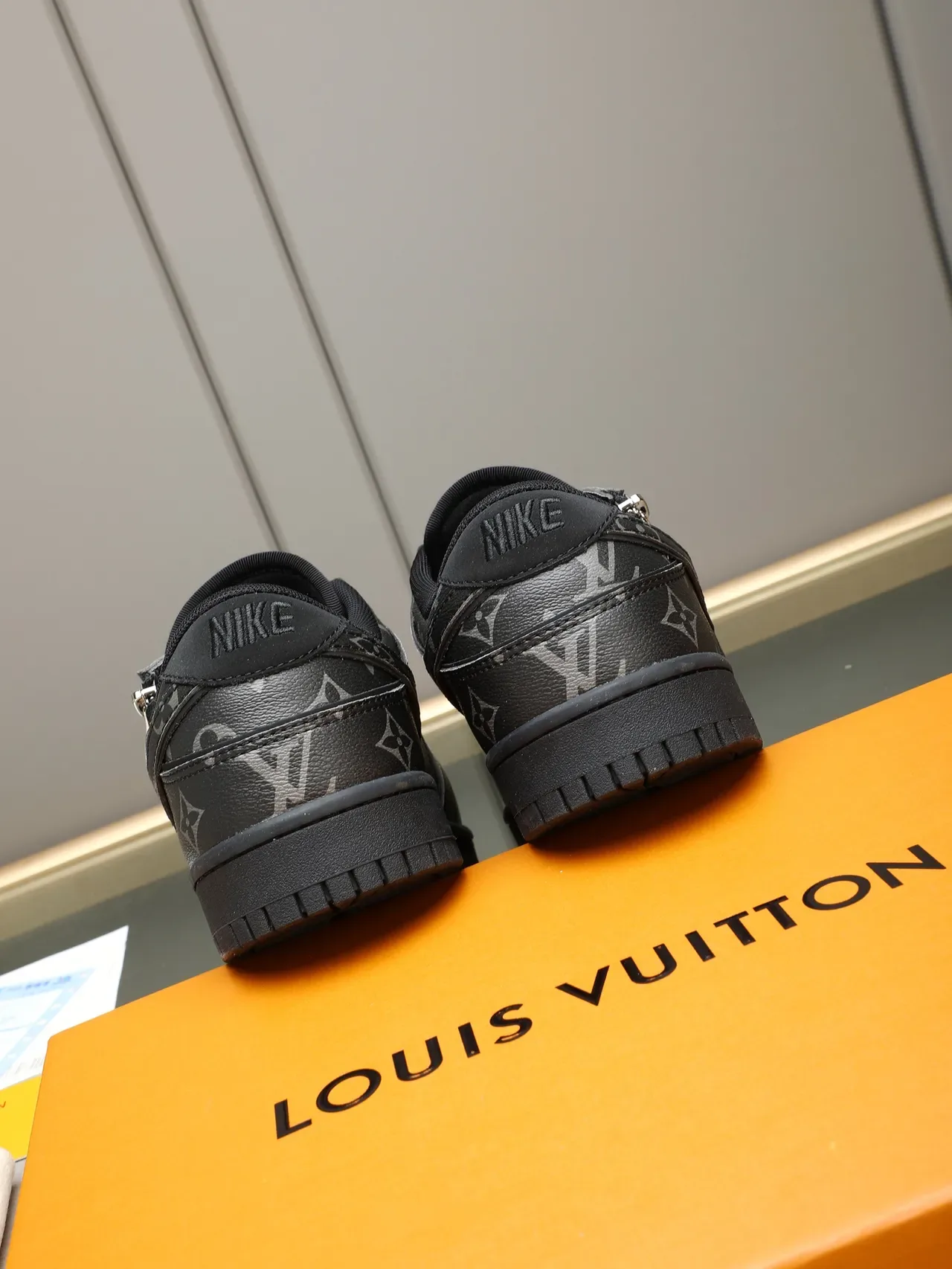 Louis Vuitton Sneakers Lifestyle Noir Argent Cuir Monogrammé avec Fermeture Éclair Accentuée 4