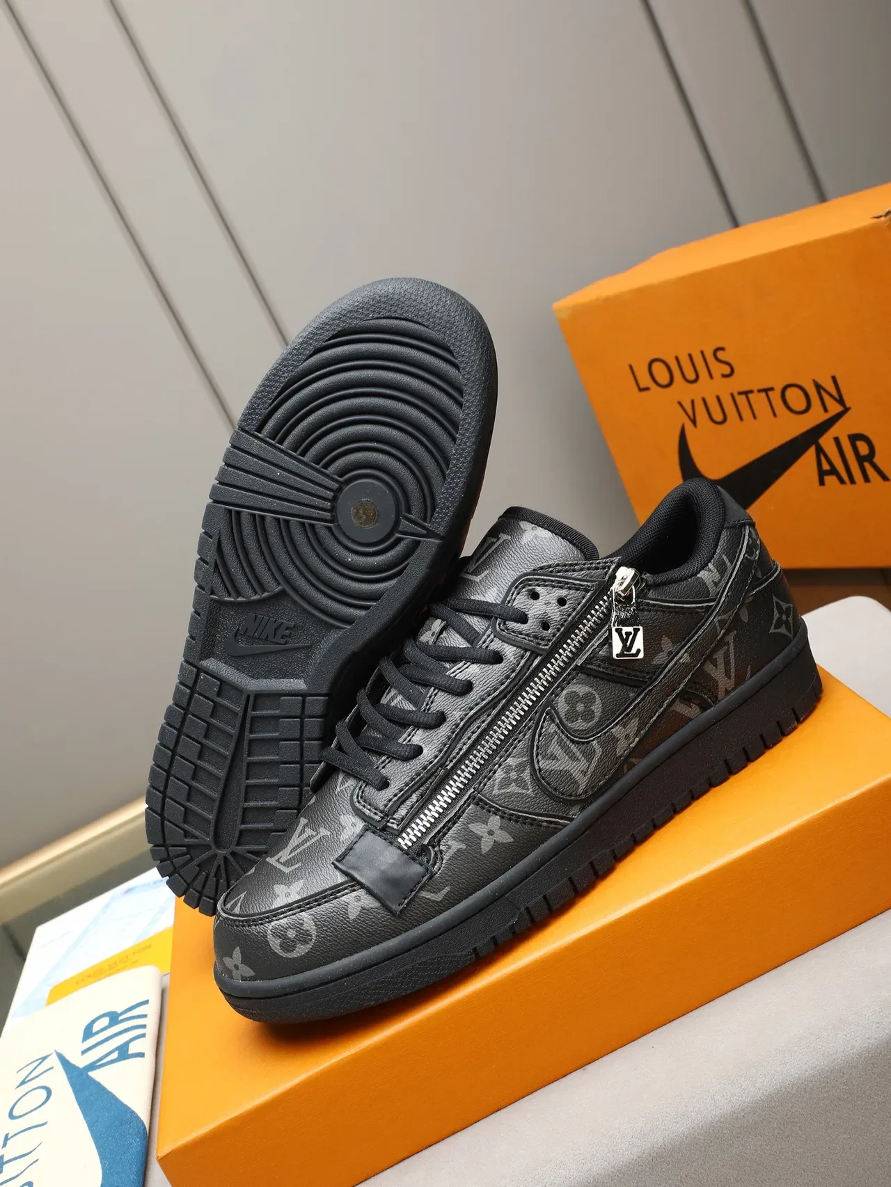 Louis Vuitton Sneakers Lifestyle Noir Argent Cuir Monogrammé avec Fermeture Éclair Accentuée 5