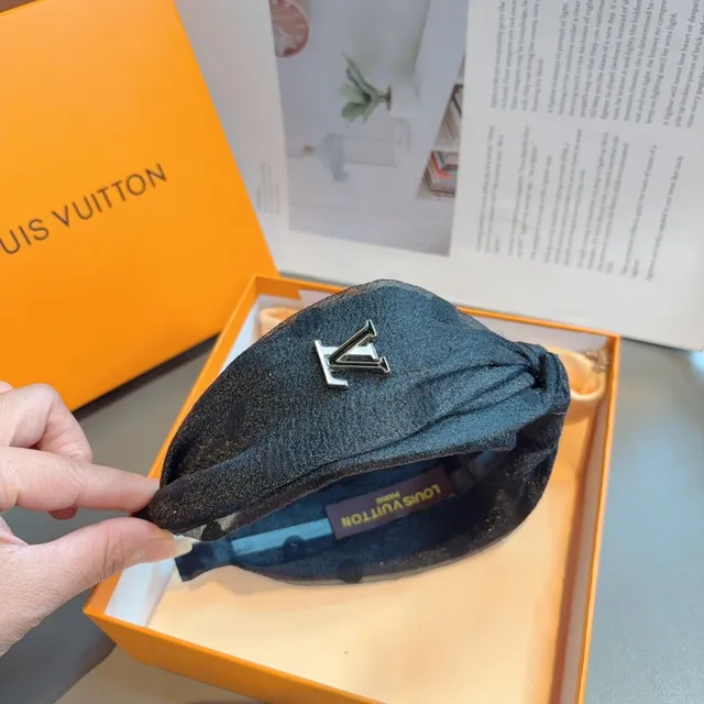 Louis Vuitton Chapeau Bleu Argent Nœud Tordu Métallique LV Logo 2
