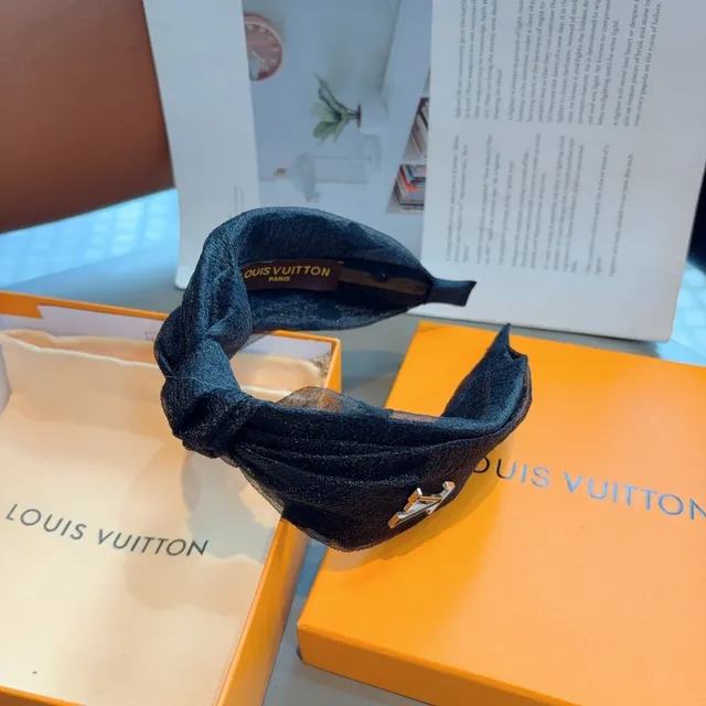 Louis Vuitton Chapeau Bleu Argent Nœud Tordu Métallique LV Logo 3