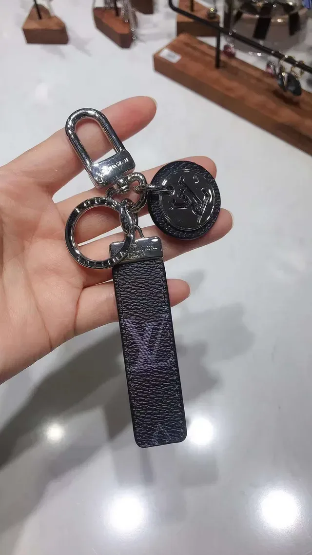 Louis Vuitton Capa para Telemóvel Couro Azul Branco Monogram Corréa Cuir Charm Logo Metálico Circular 2