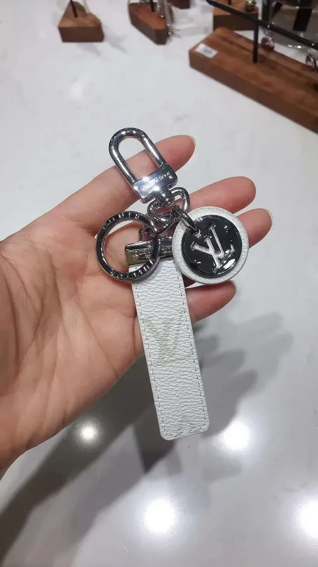 Louis Vuitton Capa para Telemóvel Couro Azul Branco Monogram Corréa Cuir Charm Logo Metálico Circular 3