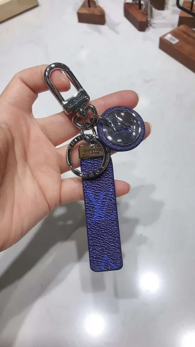 Louis Vuitton Capa para Telemóvel Couro Azul Branco Monogram Corréa Cuir Charm Logo Metálico Circular 4