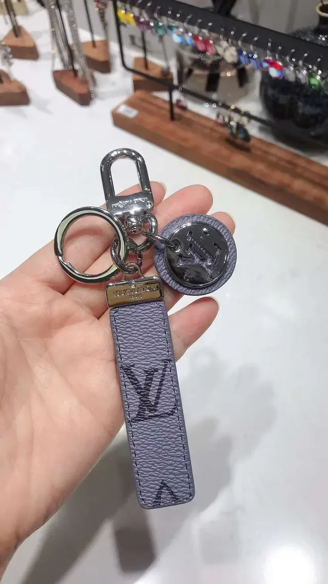 Louis Vuitton Capa para Telemóvel Couro Azul Branco Monogram Corréa Cuir Charm Logo Metálico Circular 5