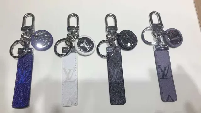 Louis Vuitton Capa para Telemóvel Couro Azul Branco Monogram Corréa Cuir Charm Logo Metálico Circular 6