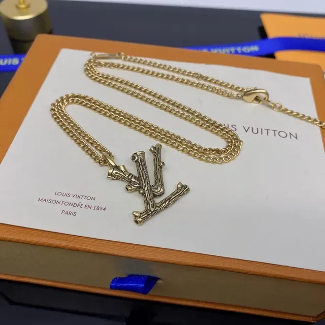 Colar com pingente Louis Vuitton Monograma texturizado branch 2