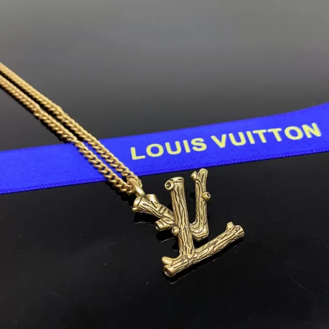 Colar com pingente Louis Vuitton Monograma texturizado branch 5