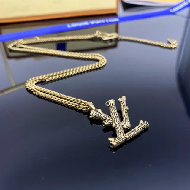 Colar com pingente Louis Vuitton Monograma texturizado branch 7