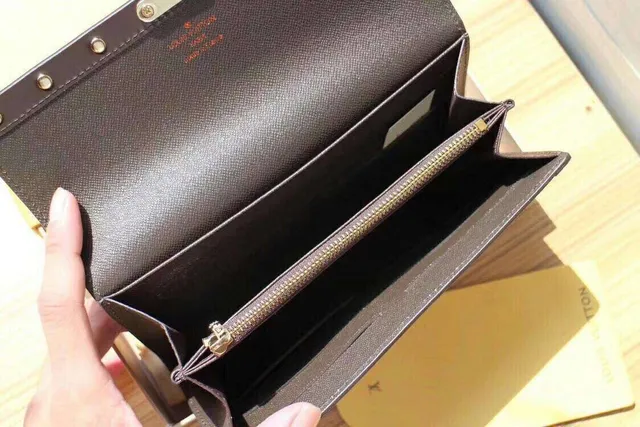 Louis Vuitton بني بيج مونوغرام كانفاس مبطن حافة جلد داكن محفظة طويلة 2