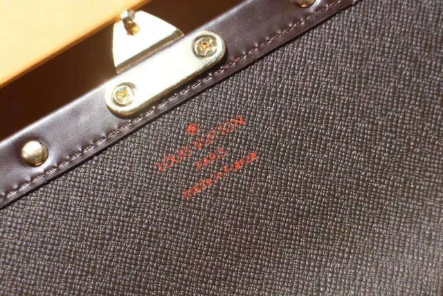 Louis Vuitton بني بيج مونوغرام كانفاس مبطن حافة جلد داكن محفظة طويلة 3