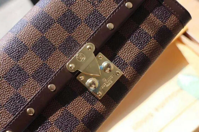 Louis Vuitton بني بيج مونوغرام كانفاس مبطن حافة جلد داكن محفظة طويلة 6