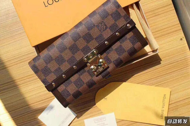 Louis Vuitton بني بيج مونوغرام كانفاس مبطن حافة جلد داكن محفظة طويلة 9