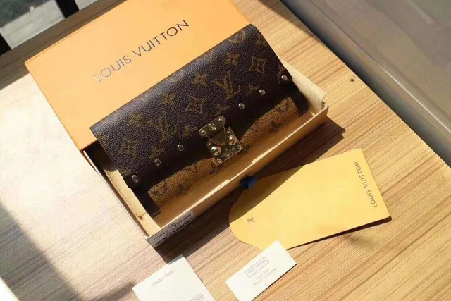 Louis Vuitton بني بيج مونوغرام كانفاس مبطن حافة جلد داكن محفظة طويلة 10