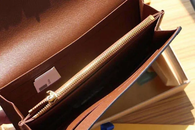 Louis Vuitton بني بيج مونوغرام كانفاس مبطن حافة جلد داكن محفظة طويلة 11