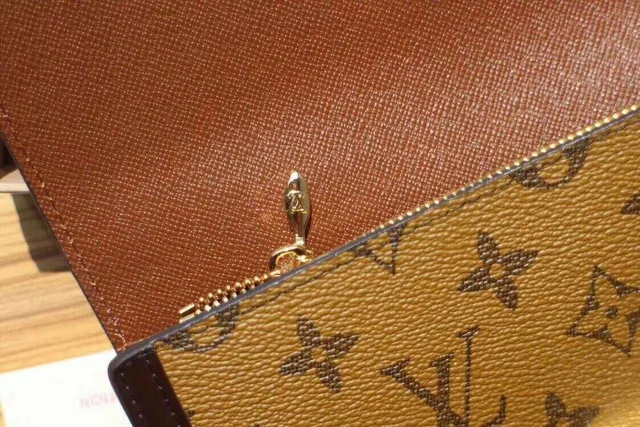 Louis Vuitton بني بيج مونوغرام كانفاس مبطن حافة جلد داكن محفظة طويلة 12