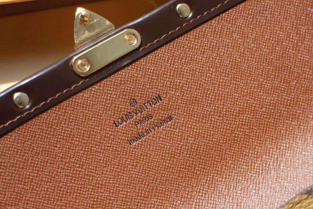 Louis Vuitton بني بيج مونوغرام كانفاس مبطن حافة جلد داكن محفظة طويلة 13