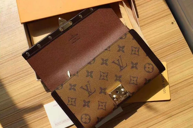 Louis Vuitton بني بيج مونوغرام كانفاس مبطن حافة جلد داكن محفظة طويلة 14