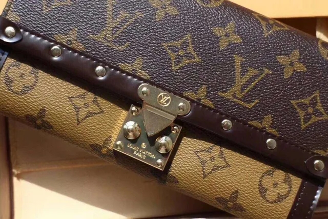 Louis Vuitton بني بيج مونوغرام كانفاس مبطن حافة جلد داكن محفظة طويلة 15